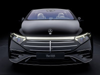 エンブレムが立ち上がった！ メルセデスベンツ『EQS』が「電気自動車のSクラス」らしく進化　1535万円から 画像