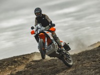 KTM『890 アドベンチャー R』2025年モデル発表、新デザイン＆新サスペンションで走破性向上 画像