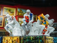 「考えるクルマ」にピンクのファーまとうフィアット500も、奇才「Mr Brainwash」の車アート展が米LAで開幕 画像