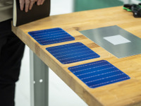 車体に塗るだけで発電できる、画期的な太陽光発電をメルセデスが研究 画像