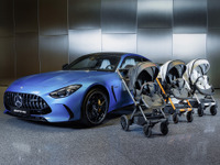 メルセデスベンツ、新型ベビーカー「パフォーマンス」モデル発表…簡単に子どもを固定できる新機能も 画像