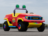 『FJクルーザー』がモチーフ、子供向け音楽グループのステージカー『ビッグレッドユーテ』をトヨタが開発 画像