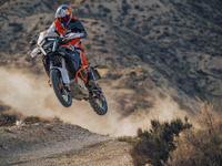 KTM『1390 スーパーアドベンチャー R』、新エンジン搭載の2025年モデル登場 画像