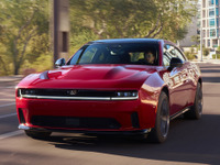 サンタがダッジ『チャージャー』でやってくる!? ステランティス、2万ドル分のおもちゃを寄付 画像