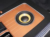 ＜新連載＞ドアスピーカーの限界突破！ カーオーディオで「サブウーファー」が必須なワケ【低音強化のススメ】 画像