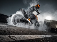KTM『790 DUKE』2025年モデル発表、欧州と世界向けの2仕様で登場 画像