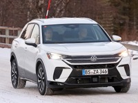 VWのコンパクトクロスオーバーSUV、『Tロック』次期型を目撃…ゴルフRとパワートレイン共有？ 画像