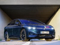 VWの新型EVセダン『ID.7』、1回の充電で航続941km達成…カタログ値を32％上回る 画像