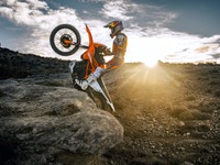 KTM、『エンデューロR』の2025年型を発表…2つの新モデルを追加 画像