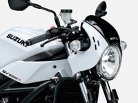 スズキのV2ネオレトロスポーツが88万円！『SV650X ABS』に新色「パールテックホワイト」登場 画像