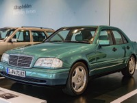 メルセデスベンツ博物館、カスタマイズの歴史を物語る初代『Cクラス』展示…「デジーノグリーン」鮮やかに 画像