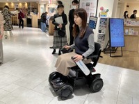 駅直結ショッピングセンターで近距離モビリティ『WHILL』の無料レンタル開始、アプリで無人貸出し 画像