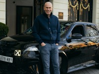 サッカーの英雄ジダンがアルピーヌ初のEV『A290』に試乗「信じられないほど運転しやすい」 画像