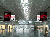 アウディ R8 が空港ジャック! 画像