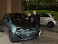 フィアット『500e』、アルマーニ仕様2台を「本人」に納車 画像