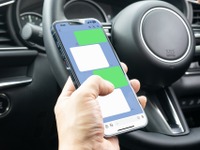昨年の「ながら運転」死亡・重傷事故が過去最多、際立つ若年層のSNS操作［新聞ウォッチ］ 画像