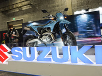「推しはどっち？」スズキのデュアルパーパス『DR-Z4S』＆スーパーモト『DR-Z4SM』日本初公開…大阪モーターサイクルショー2025 画像
