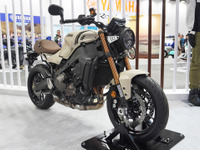 「カラーが変わるだけで魅力的に…」新型ヤマハ『XSR900』、日本市場のための新色に大反響…大阪モーターサイクルショー2025 画像