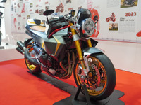 「乗れるアート」カワサキが輸入販売するイタリア車の新型『KB4RC』が公開…大阪モーターサイクルショー2025 画像