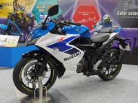 スズキ『ジクサーSF250』の新色に「爽やかでいい」など反響、据え置きの価格にも「さすがスズキ」…大阪モーターサイクルショー2025 画像
