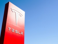 テスラ株価が5％高、マスクCEOが従業員に同社株継続保有を推奨 画像