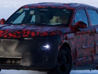 1000馬力超え！ アルファロメオ『ステルヴィオ』次期型をスクープ...初のスプリットヘッドライト採用 画像