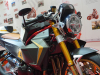 「高いけど…見てまうんや」もはや“乗れるアート”なイタリア発スーパーバイクに、目を奪われるファン続出？ 画像