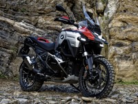 BMW、「モーターサイクル・オブ・ザ・イヤー2025」で6部門制覇…スポーツバイク部門は5年連続1位 画像