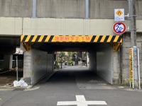 トヨタ ヴェルファイア は徐行せよ！ 桁下2.0mの低いガード…東武線・東向島～鐘ヶ淵 画像