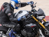 【トライアンフ スピードトリプル1200RS 試乗】ライダーに寄り添う、“頼れる”ビッグネイキッド…小川勤 画像