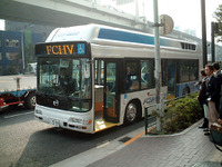【東京ショー2002出品車】トヨタ『FCHV-BUS2』、公道試乗会でアクシデント 画像