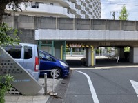 軽ベストセラーは屋根をこする？ 桁下1.8mの低いガード…京浜急行・八丁畷 画像