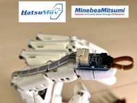 ロボットハンド「HatsuHand」がネベアミツミ製小型6軸力覚センサーで作動 画像