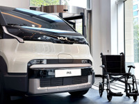 キア、日本導入予定の商用EV『PV5』に車いす仕様発表 画像