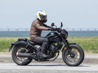 ホンダ『レブル250』と「Eクラッチ」の相性は？ “立ちゴケ”ともサヨナラ、その優等生ぶりに驚いた 画像