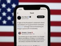 テスラの時価総額が1日で22兆円消失、マスク氏とトランプ氏の決裂受け 画像