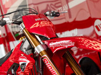 「しっかりドゥカティ感」ブランド初の“強烈”モトクロス専用車『Desmo450 MX』に熱視線！ 画像