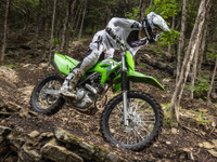 カワサキの人気オフロード車『KLX230R』、一軸バランサー追加で扱いやすさ向上！ 2026年モデル発表 画像