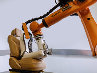 ジャガー・ランドローバー、ロボットによるシート耐久テスト公開…10年分の使用を数日で再現 画像