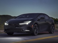 トヨタ『プリウスPHEV』、黒が冴える「ナイトシェード」設定 画像