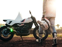 ロイヤルエンフィールド、フラットトラック専用バイク「FT450」を開発、「スライドスクール」で使用 画像