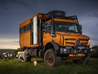 メルセデスベンツの万能車『ウニモグ』がキャンピングカーに！ 数日間の自給自足が可能 画像