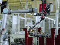 豊田自動織機、協働ロボット「UR10e」導入…重量物搬送を自動化 画像