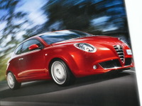 元祖“ベイビー・アルファ”はスーパーカー『8C』のデザインを受け継いだ小さな上質車だった【懐かしのカーカタログ】 画像