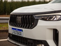 フィアットの小型SUVクーペ、『ファストバック』に改良新型…新グリルで大胆チェンジ 画像