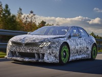 BMWの高性能EVテスト車両、1万8000Nmのトルクでヒルクライムに挑む 画像