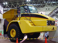【東京ショー2002速報】俺が一番ビッグだぜ---新キャタピラー三菱『CAT740』 画像