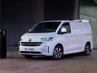 最大9名乗りのVW『トランスポーター』、初のEVを英国で追加 画像