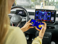 VW『ID.Buzz』の車載ディスプレイでゲーム可能に、コントローラーはスマホ 画像