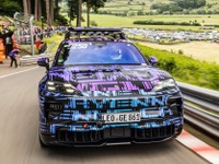 ポルシェ『カイエンEV』がSUV最速に、英ヒルクライムでプロトタイプが新記録樹立 画像